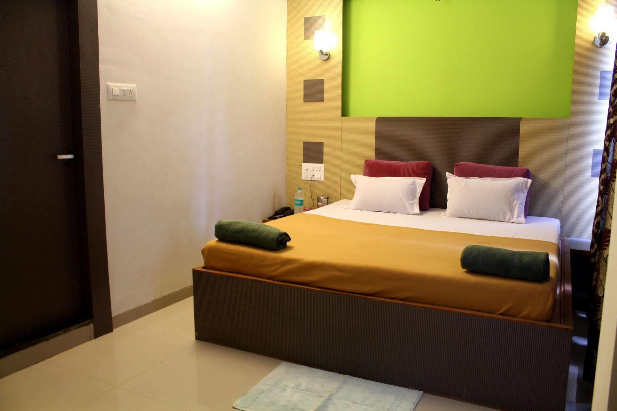 Hotel Malhar Palace Ширди Экстерьер фото